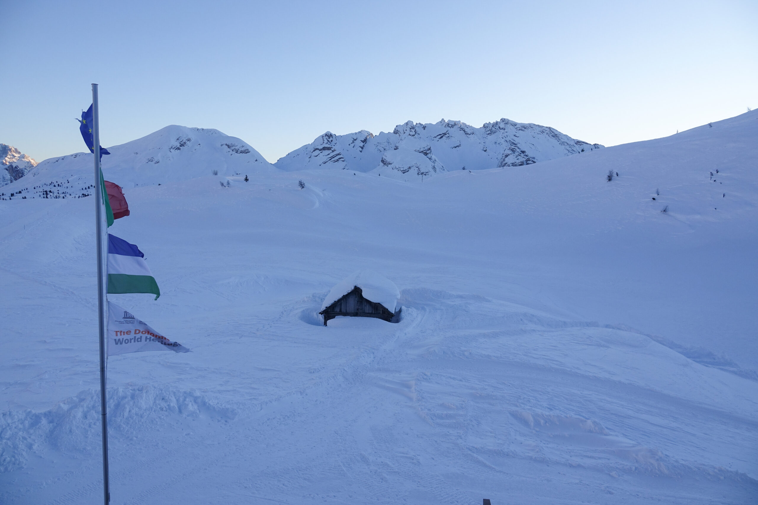 Blick von einer Berghütte auf die verschneite Berglandschaft