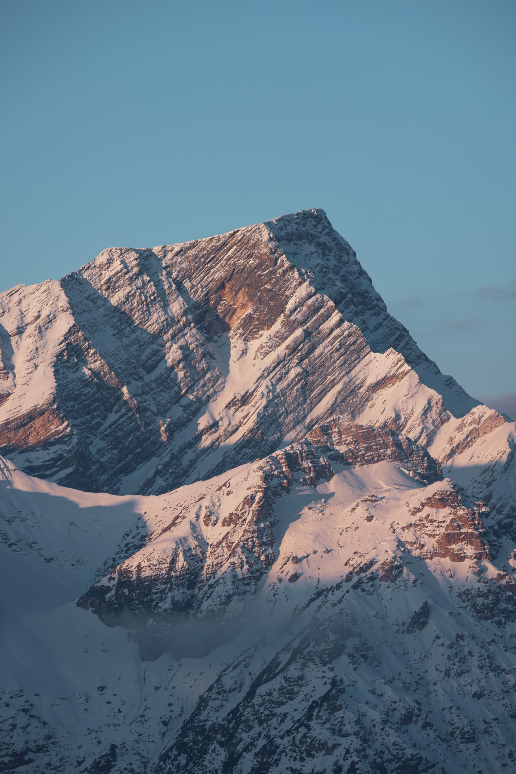 Verschneite Berglandschaft während einer Schneeschuhwanderung
