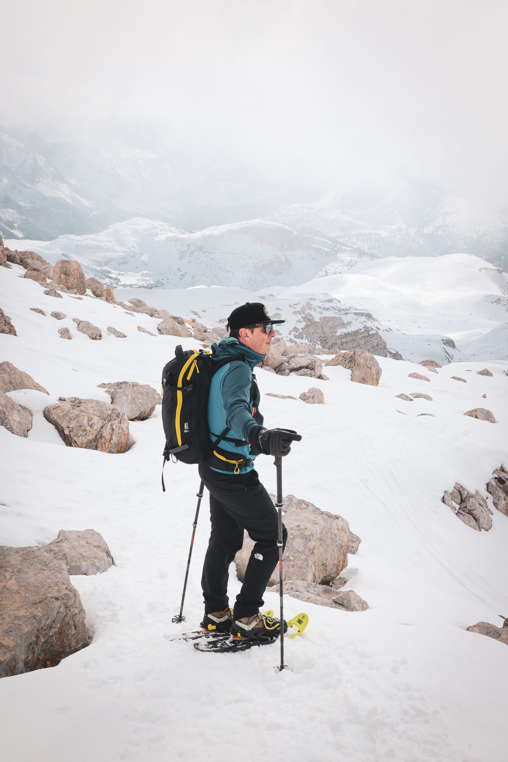 Person bei einer Schneeschuhwanderung in winterlicher Berglandschaft
