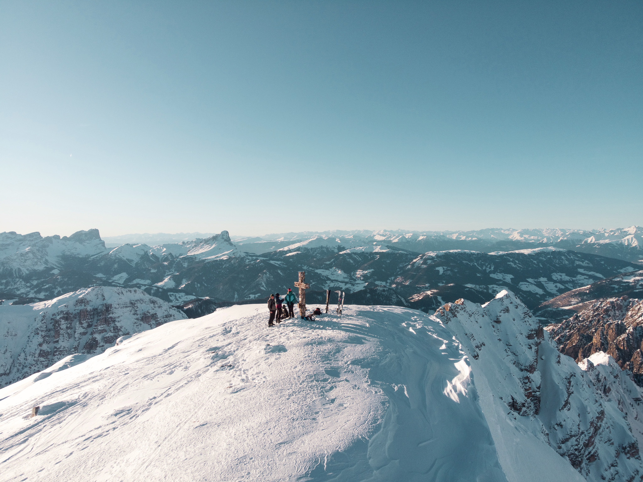 Menschen in einer winterlichen Berglandschaft aus der Drohnenperspektive