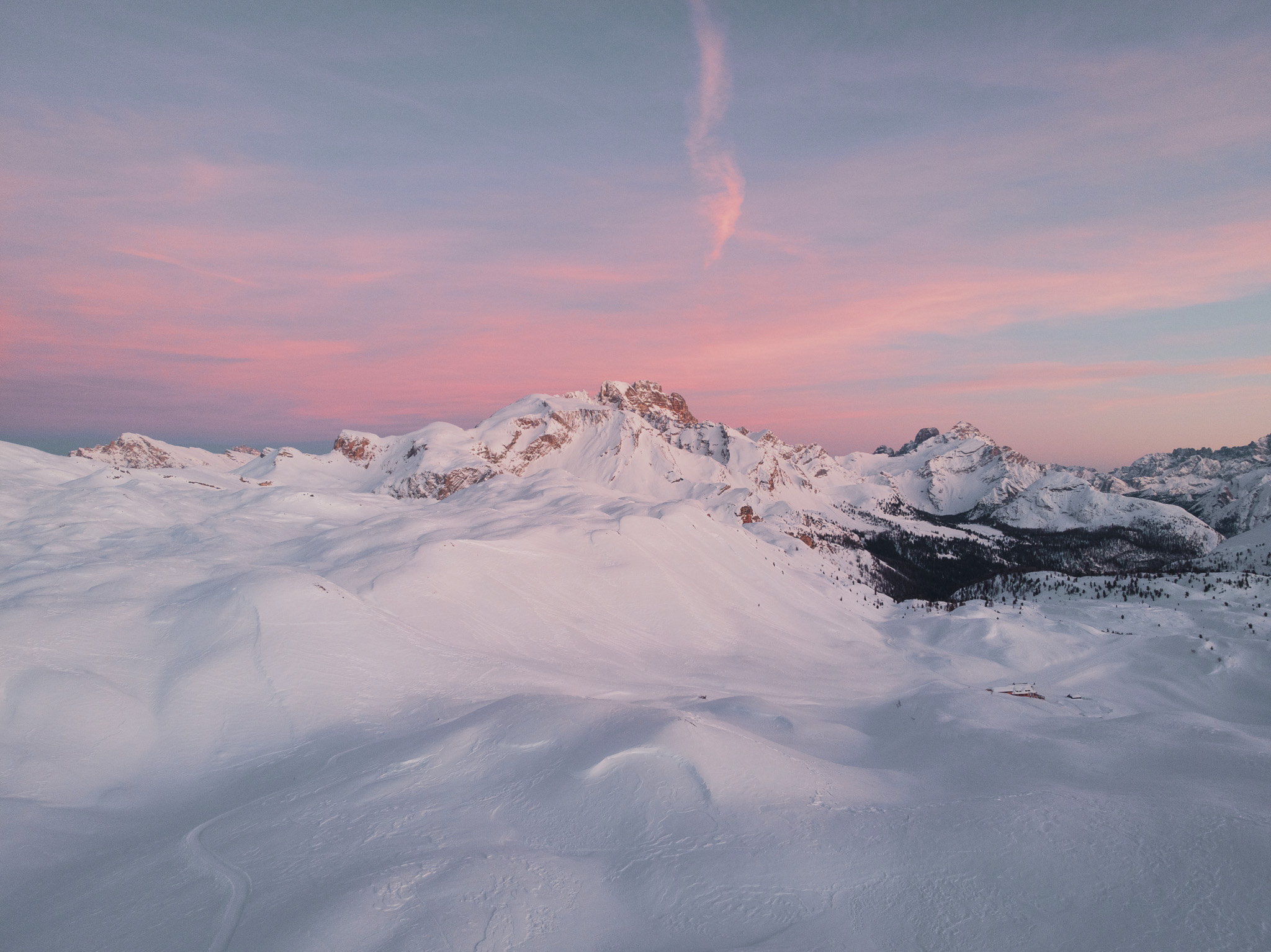 Winterliche Berglandschaft im rosa Abendlicht