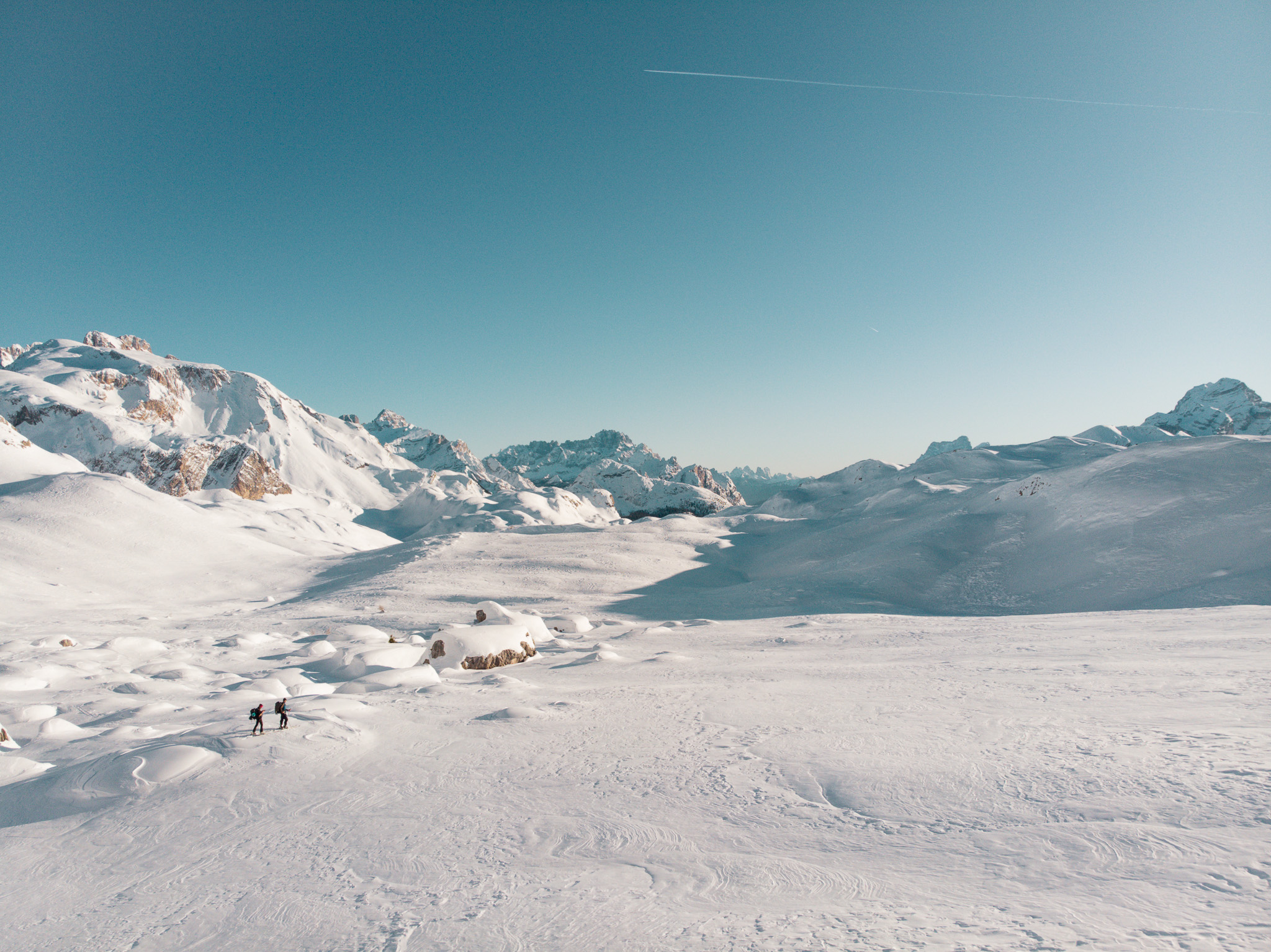 Drohnenaufnahme einer alpinen Berglandschaft
