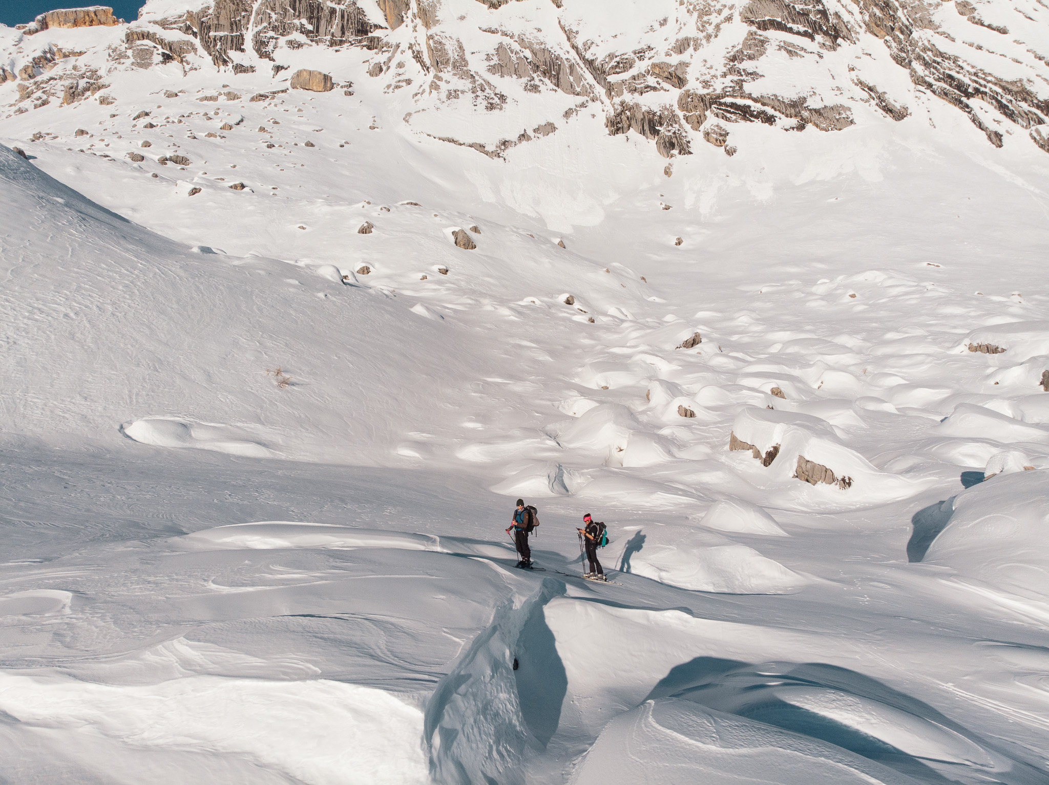 Skitourengeher in winterlichem Gelände aus der Luft