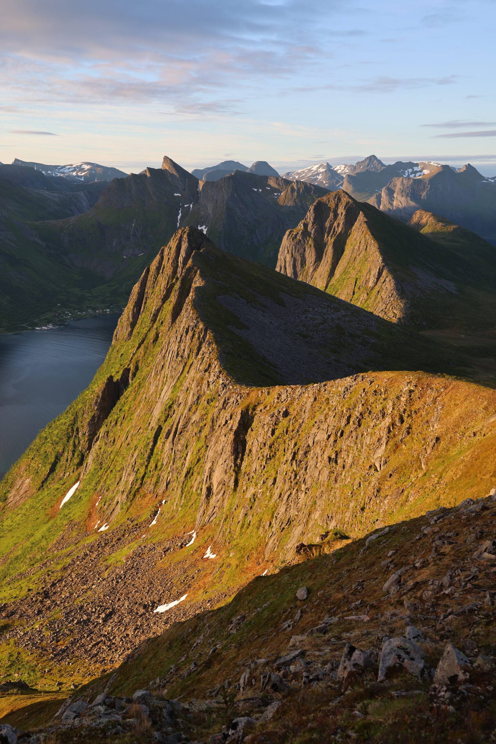 Berglandschaft auf Senja im Licht der Mitternachtssonne