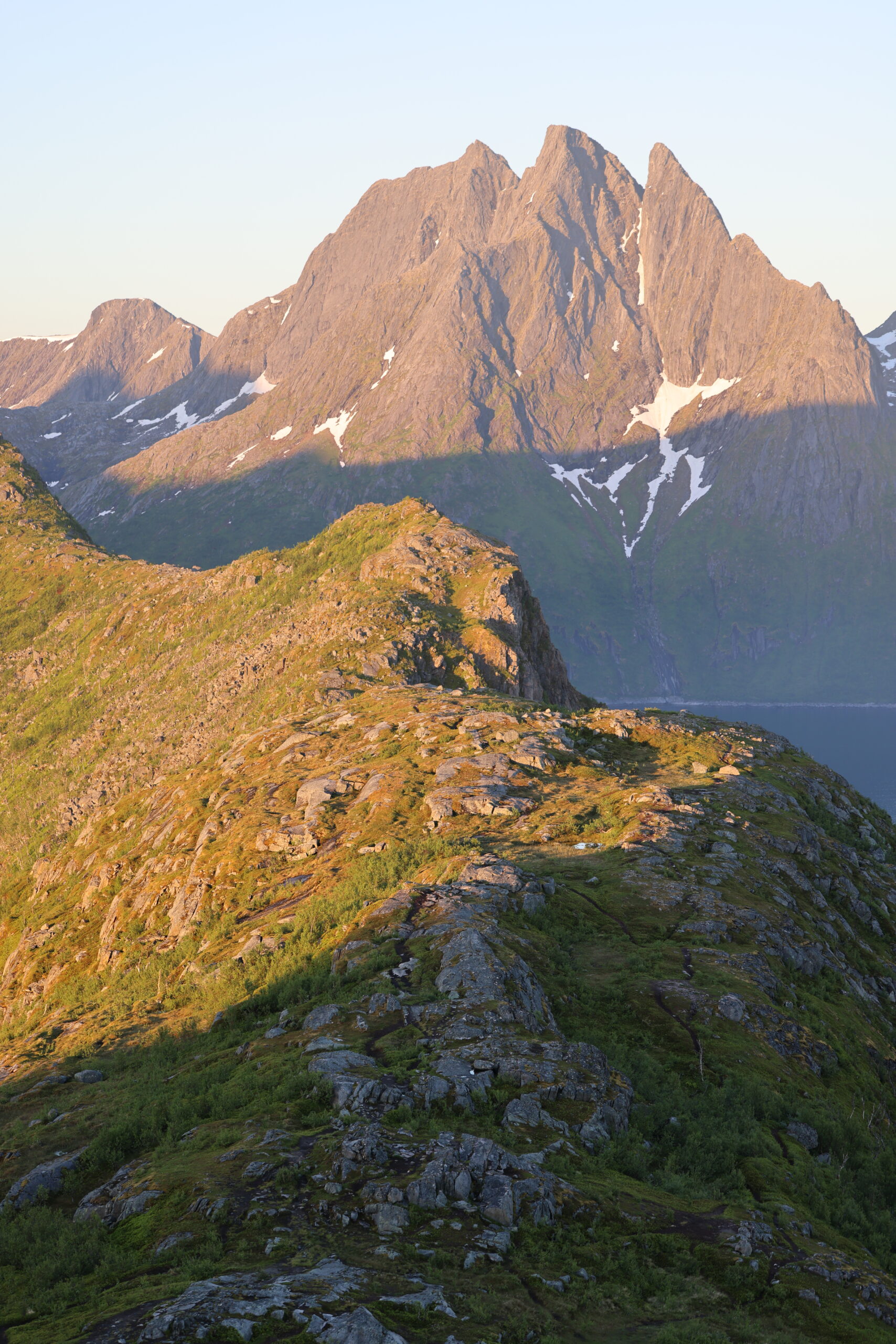 Wanderer in einer norwegischen Berglandschaft