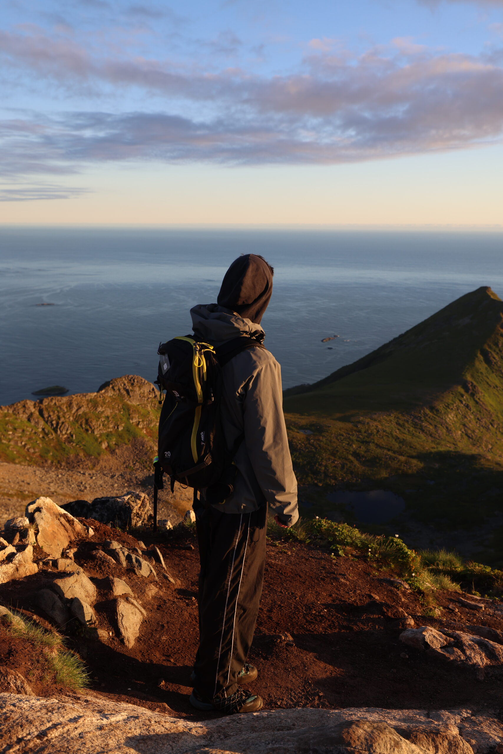 Blick auf Berge und Küste während einer Wanderung auf Senja