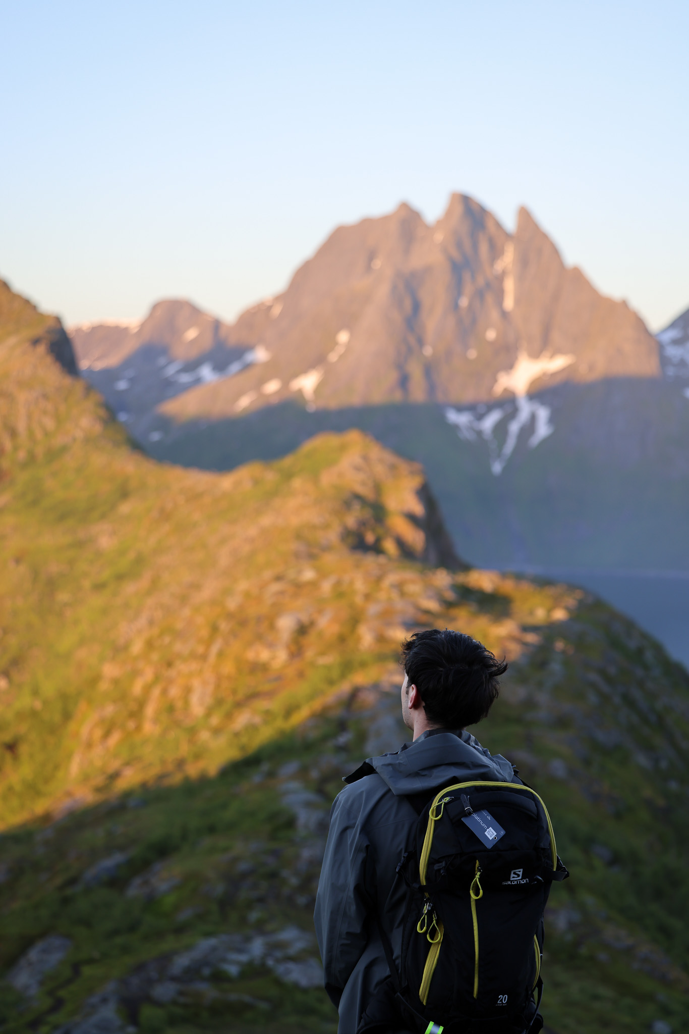 Berge und Küste auf Senja im warmen Licht der Mitternachtssonne